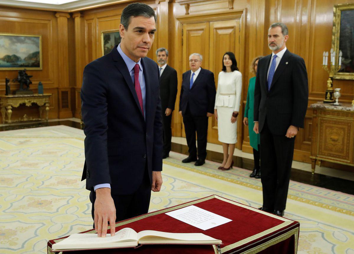 El primer ministro reelegido de España, el socialista Pedro Sánchez, prestó juramento ante el rey Felipe VI, durante una ceremonia de juramentación en el Palacio de la Zarzuela en Madrid el 8 de enero. (AFP)