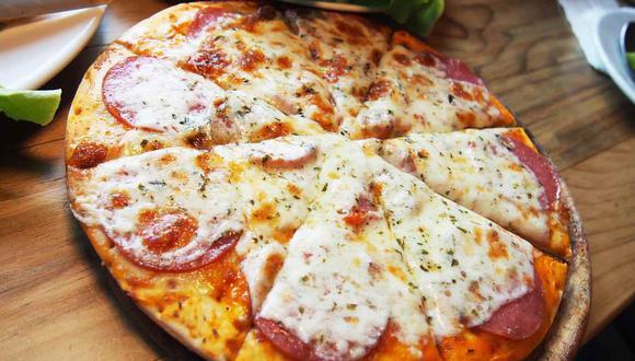 FOTO 1 | Usa la parrilla para recalentar pizza, y cúbrela con ensalada de hojas verdes sin mucho aderezo. Es una gran forma de hacer que esa pizza de Domino’s que ordenastes, sepa como la famosa pizza de Roberta’s, cocinadas en horno de leña.