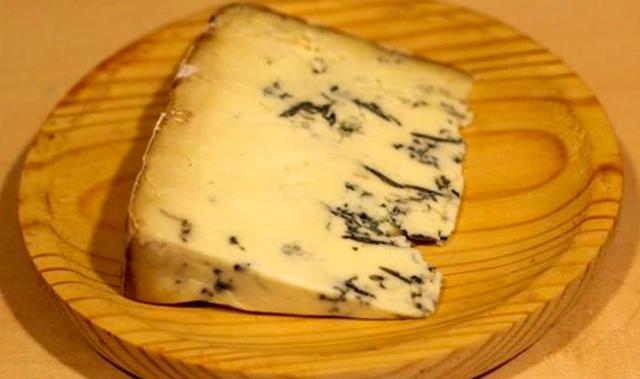 Stilton es un queso de la Gastronomía de Inglaterra. Se produce en dos variedades: la muy conocida blue (azul) y la menos popular white (blanco). Se denomina en Inglaterra como el rey de los quesos ("the king of cheese"), ambas variedades están 