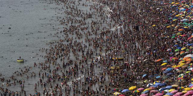FOTO 1 | En esta imagen, tomada el 16 de febrero de 2020, la playa de Agua Dulce atestada con miles de bañistas en Lima, Perú. En algunos fines de semana durante el verano austral, que va de diciembre a marzo, hasta 40.000 personas al día visitan el medio kilómetro (milla) de arena de Agua Dulce. (AP Foto/Rodrigo Abd)