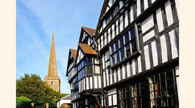 Ledbury (Herefordshire). Arropado a los pies de las colinas de Malvern, es el clásico pueblo comercial repleto de edificios de estilo tudor, como la casa del mercado levantada sobre pilares de castaño en el centro de la localidad. Ledbury atrae a los visi