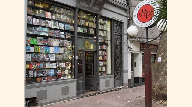 Puro Verso (Montevideo, Uruguay). En un edificio de 1917, de estilo art decó y donde hasta no hace mucho tiempo funcionaba una óptica, ahora está la librería Puro Verso, con dos enormes vidrieras a los costados para exhibir los libros. El diario El Claría