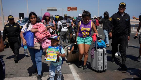 Cantidad de migrantes genera largas colas vehículares en la frontera de Perú y Chile. Foto: Voz de América