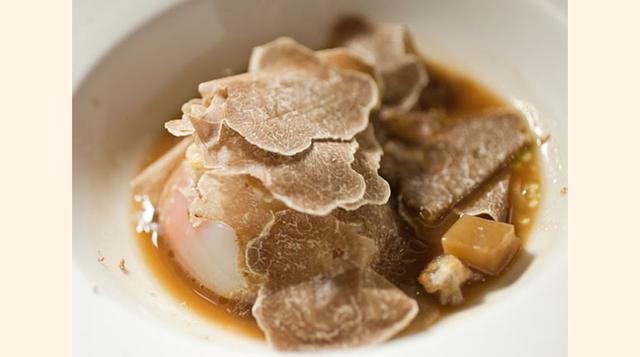 Trufas en Piedmont, Italia. La temporada de trufa blanca dura solo tres meses en la pequeña localidad piamontesa de Alba. Vaya en un viaje raro de caza de trufa, luego, dese un festín con sus hallazgos – con un gran vaso de Barolo, por supuesto.