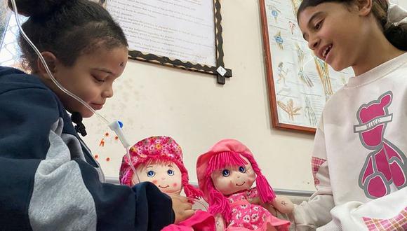 A pesar de la gran costra que tiene en la frente y de las cicatrices más finas que hasta la mejilla, el rostro de Razan se iluminó con una gran sonrisa mientras jugaba con dos muñecas rosas de trapo, arrullándolas como haría una madre con un bebé. (Foto: REUTERS)