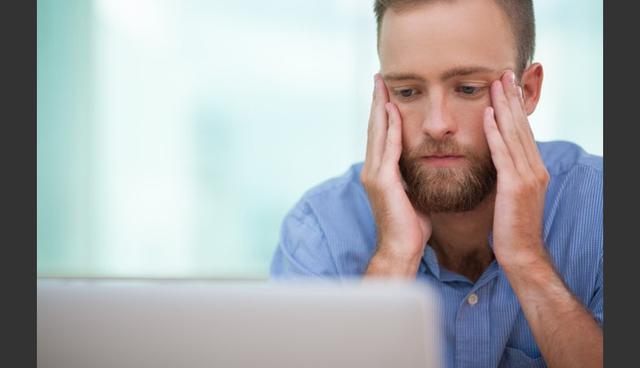 FOTO 7 | 7. Ser muy inquieto
Pongámoslo de esta manera: no es la mejor idea estarse moviendo como lombriz en tu silla cuando estás con tu jefe o un cliente.  Sin embargo, mover un poco el pie, jugar con tus manos o tener uno que otro tic puede ayudarte a permanecer saludable. Un estudio demostró que las mujeres que son inquietas en el trabajo tienen menos riesgo de morir que aquellas que se contienen siempre. (Foto: Freepik)