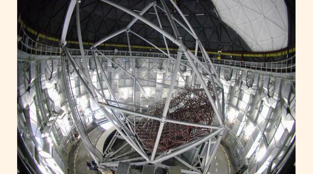 Southern African Large Telescope. O gran Telescopio Sudafricano, es un telescopio óptico de 10 metros, compuesto por espejo con 91 segmentos hexagonales, cada uno con diámetro de 1 metros.
