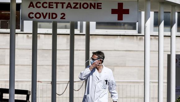 Un médico sale de la entrada del nuevo hospital Columbus COVID 2, abierto para tratar pacientes en Roma. (AP/Referencial).
