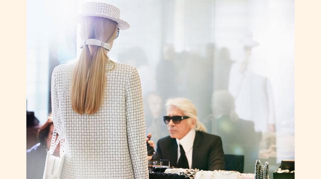 Karl Lagerfeld en el backstage del desfile. (Foto: chanel)