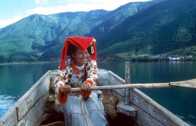 FOTO 2 | Matriarcas y guías turísticas, los turistas provenientes de China y de todas partes del mundo ahora pueden realizar cruceros en el lago Lugu a bordo de las tradicionales canoas de madera (a menudo conducidas por mujeres mosuo) y disfrutar de “visitas auténticas” al Reino de las mujeres, tal como lo publican los sitios de viajes chinos.