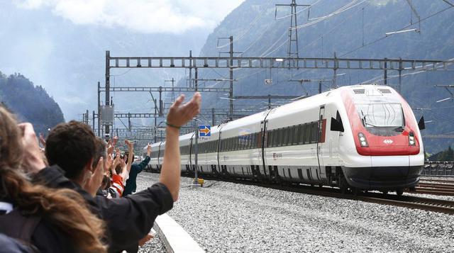 La gente saluda el paso del tren que ingresará en un viaje de prueba por el túnel más largo mundo. (Foto: REUTERS)