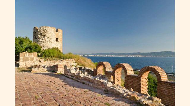 Nesebar,es una pequeña ciudad de la costa del mar Negro perteneciente a la provincia de Burgas. Ésta es Patrimonio de la Humanidad de la UNESCO desde el año 1983 y la verdad que no es para menos, ya que alberga un Casco Antiguo de gran belleza, el cual fu