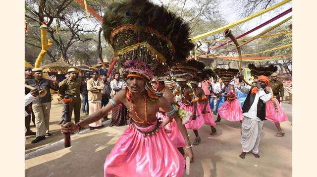 Faridabad,India; Unos artistas de Telangana realizan una danza tradicional durante un evento para la prensa previo al International Surajkund Art Crafts Mela, el 31 de enero.(foto: Hindustan Times/Getty Images).