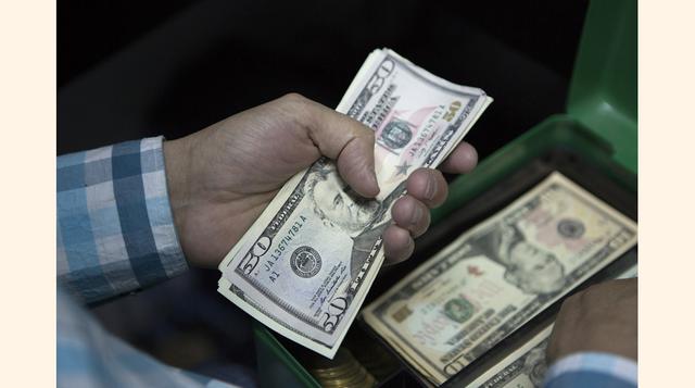 El tipo de cambio volvió a batir récord en la última semana del año, se cotizó a S/ 3.40 por dólar, superando su máximo en casi diez años. En el transcurso del 2015, el tipo de cambio sol-dólar ha aumentado 14.2%.