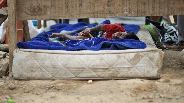 Un pequeño descansa a la intemperie en Carapongo. Como él, muchos damnificados sufren el mismo destino.