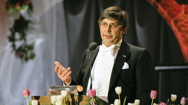 2010: Andre Geim (Holanda) y Konstantin Novoselov (Rusia/Reino Unido) por sus trabajos pioneros en el desarrollo del grafeno, un material revolucionario llamado a transformar la electrónica, en particular la construcción de ordenadores y de transistores. 