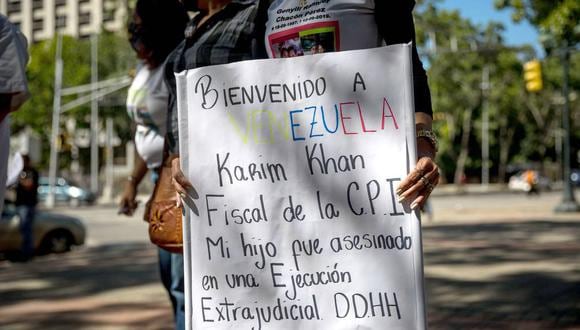 Una persona sostiene un cartel durante manifestación pacifica en Caracas (Venezuela), el 2 de noviembre de 2021. (Foto: EFE)