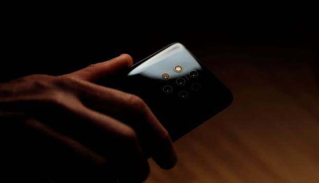 El nuevo Nokia 9 PureView se ve durante el Mobile World Congress en Barcelona. (Foto: Reuters)