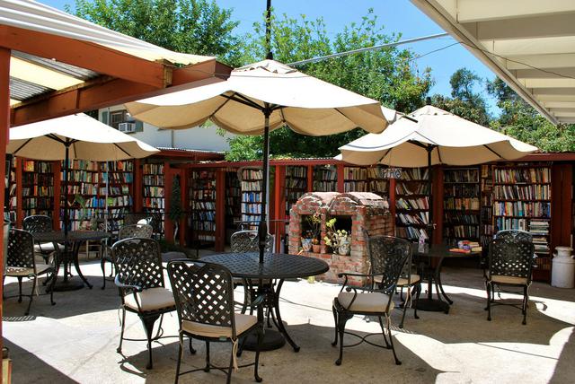 FOTO 9 | Bart’s Books, en Ojai (California, Estados Unidos): Fundada en 1964, Bart's Books es una hermosa librería al aire libre donde puedes tomar limonada en el patio rodeado de un laberinto de estanterías, jugar al ajedrez en la sombra o leer una historia corta bajo el manzano. No es solo un espacio al aire libre, Bart's Books tiene corazón. Reunirse aquí para exhibiciones de arte y eventos comunitarios semanales es un poco una tradición local.