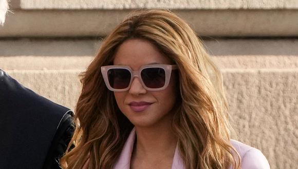 Shakira a su salida de la corte de Barcelona tras aceptar la culpabilidad de los seis delitos y llegar a un acuerdo (Foto: AFP)
