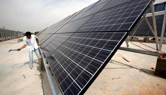 Un trabajador chino trabaja en una placa fotovoltaica, en una imagen de archivo. EFE/Anghai Jin