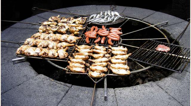 Horno asador del Timanfaya, Ideado por César Manrique y Eduardo Cáceres, consiste en un ingenioso sistema que permite cocinar aprovechando el calor de la tierra, y es que se encuentra en el Parque Nacional del Timanfaya, sobre el volcán. En la actualidad 