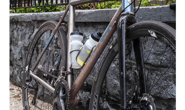 La Drifter en la que pedaleé cuesta US$6.699, tiene un cuadro anodizado Ice Blue, componentes Shimano Ultegra, frenos hidráulicos a disco y ruedas de fibra de carbono Reynolds. Una combinación similar de partes se puede conseguir en una bicicleta a la mit