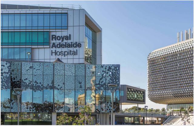 FOTO 8 | HOSPITAL ROYAL ADELAIDE, ADELAIDE: 2.1 MIL MILLONES DE DÓLARES.
Los hospitales más importantes no son baratos, pero el Hospital Royal Adelaide, ubicado en Adelaide, Australia del Sur, es, con mucho, el más caro que se haya construido. El megahospital que tiene 800 camas, el más grande Down Under (Australia), abrió sus puertas en septiembre, tuvo 17 meses de retraso y cientos de millones de dólares por encima del presupuesto.