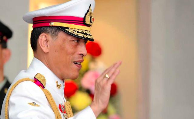 FOTO 2 | 2. El rey de Tailandia: Maha Vajiralongkorn
Patrimonio neto: $30 mil millones. Es uno de los jefes de estado más ricos del mundo. Maha Vajiralongkorn es el actual rey de Tailandia y el décimo de la dinastía Chakri conocido como Rama X.

Su padre, su majestad Bhumibol Adulyadej (fallecido el 13 de octubre de 2016), gobernó este país desde 1946, considerando el jefe de estado de más largo servicio en el mundo, y la persona de la realeza más rica en ese momento. (Foto: PKittiwongsakul / Shutterstock.com)