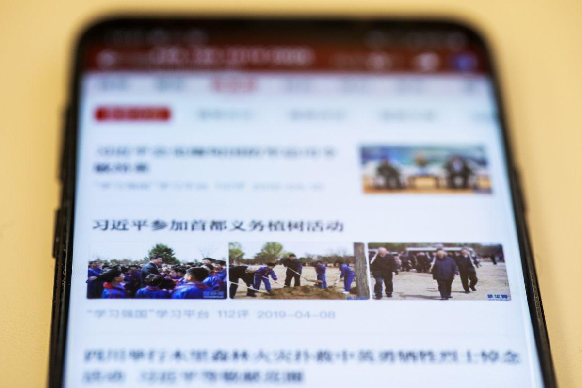 Si se realiza correctamente, la propaganda puede ser una fuerza poderosa. Las noticias falsas viajan más lejos, más rápida, más profunda y más ampliamente que la verdad en cualquier categoría de información.