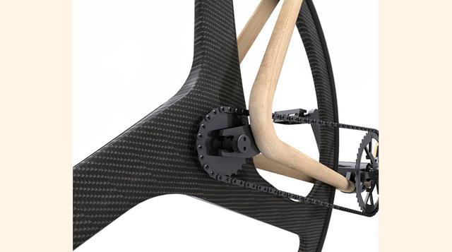 El asiento también es de madera de haya, y las ruedas son de fibra de carbono. (Foto: Megaricos)