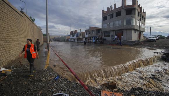 Las aguas de la inundación corren por una calle en Moche, departamento de La Libertad, al norte de Perú, el 13 de marzo de 2023, provocadas por la presencia de un "ciclón desorganizado" llamado Yaku. (Foto de Arturo GUTARRA / AFP)