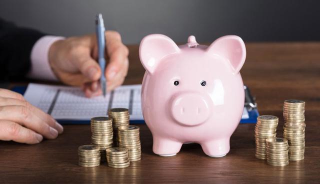 FOTO 5 | 5. Cuánto deberías ganar según tu estilo de vida
Este número no te lo pregunta nunca nadie, pero si conoces tus ingresos y tus presupuestos, puedes tener una idea bastante clara. Si no sabes tu número, te recomendamos hacer el cálculo, lo que necesitas es registrar tus gastos durante un par de meses y revisar cómo cuadra eso con un presupuesto. Ahora sí, te puedes dar cuenta si necesitas ganar más, ahorrar más, o cambiar tu estilo de vida.