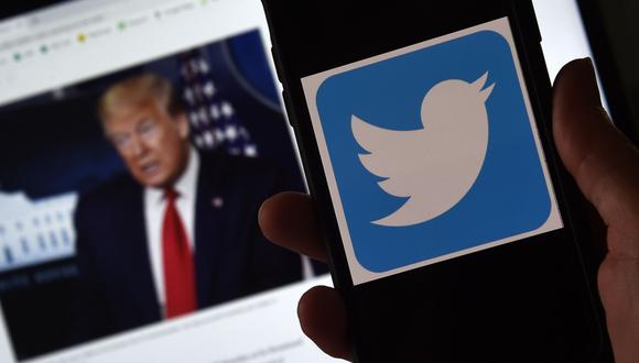 Esta es la última acción de Twitter contra Donald Trump, quien amenazó con tomar represalias contra las empresas de redes sociales.. (Foto: AFP).