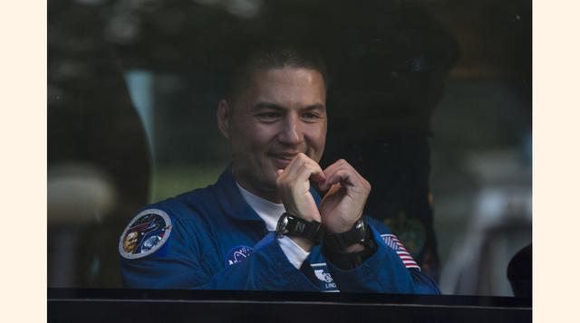 El astronauta estadounidense Kjell Lindgen, miembro de la próxima misión a la Estación Espacial Internacional, saluda a sus familiares y amigos antes del lanzamiento del cohete Soyuz-FG en el cosmódromo de Baikonur, en Kazajstán. (Reuters)
