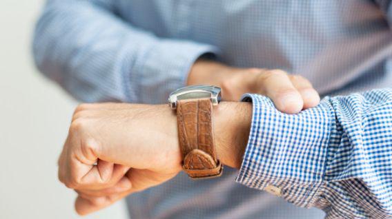 Algunos trabajadores están más preocupados en que acabe el día, antes de terminar sus actividades pendientes. (Foto: Freepik)