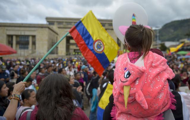 La multitud, con banderas de Colombia y de la comunidad LGBTI, siguió a ritmo de danza a los músicos, coreando las habituales consignas estudiantiles de estos días, como “Resistencia, resistencia”. (Foto: AFP)