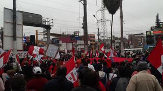 Los Olivos: Grupos de personas y colectivos realizan protesta en rechazo al Gobierno