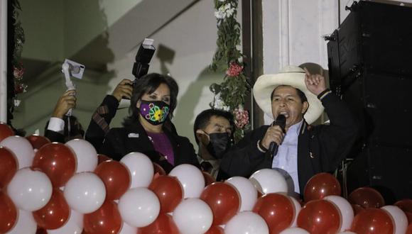 Pedro Castillo realizó un 'balconazo' en la Plaza San Martín junto a su vicepresidenta electa Dina Boluarte. (Foto: Joel Alonzo / @photo.gec)