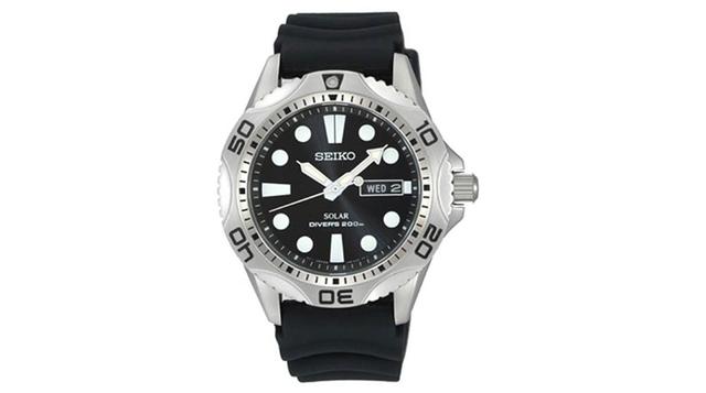 Seiko. Seiko es una de las marcas de mayor venta de relojes en el mundo, y por buenas razones. Si le gusta el aspecto de un Rolex, pero no puede pagar el alto precio (como muchos), Seiko ofrece un reloj más informal con un look similar, como la esfera y l