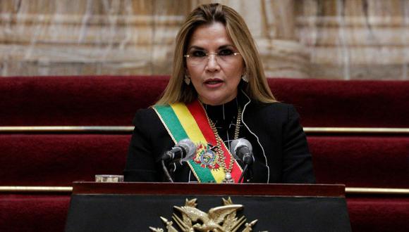 La presidenta interina de Bolivia, Jeanine Áñez, habla durante una ceremonia en La Paz, el 6 de agosto de 2020. (REUTERS/David Mercado).