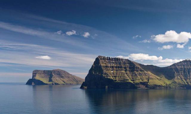 CABO ENNIBERG, ISLAS FAROE. A 762 metros de altura sobre el Océano Atlántico, encontramos el cabo Enniberg, con su paisaje rocoso. Los amantes de la naturaleza aman ese acantilado ya que es ideal para hacer senderismo y avistaje de aves, como frailecillos