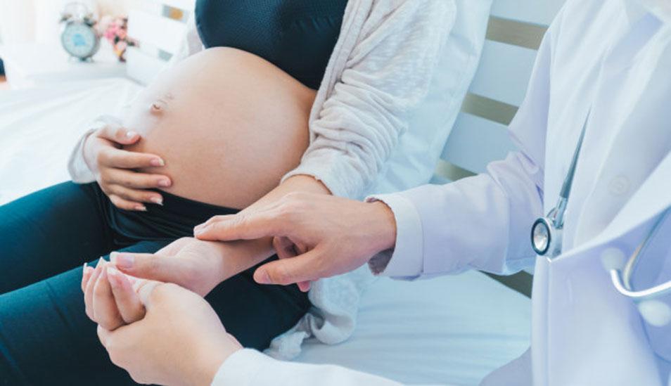 FOTO 1 | Obstetricia fue la profesión que más sufrió la reducción de sueldos con una variación del 14%. (Foto: Freepik)