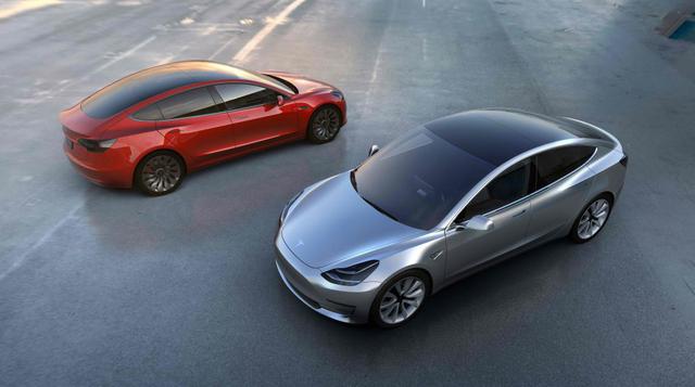 Tesla develó su sedán eléctrico Modelo 3, un vehículo que cuesta menos de la mitad de las versiones anteriores y que saldrá a la venta a fines de 2017. (Foto: AFP)