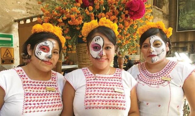 Foto 16 | Dónde: Oaxaca, México. Patricia Stone, fundadora de Global Adventuress, recomienda Oaxaca de Juárez es uno de los destinos más bellos para viajar en México. Mercados coloridos, arquitectura encantadora, calles adoquinadas, festivales divertidos y comida deliciosa son solo parte de la atracción. Pasee por la plaza principal de Oaxaca, el Zócalo, y relájese en un café, la gente mira y se entretiene con bailarines y cantantes por las noches. A solo unos minutos a pie de la plaza se encuentra el Mercado Benito Juárez, donde encontrará artículos bordados y canastas de paja. Continúe caminando por la calle peatonal llamada Calle Macedonio, donde encontrará galerías de arte, cafeterías, tiendas y hoteles boutique. Visite la iglesia y el monasterio de Santo Domingo de Guzmán que data de 1555. No se pierda el Museo de las Culturas Oaxaqueñas, donde puede ver los tesoros encontrados en el Mont Albán: el cráneo cubierto de turquesas, huesos de jaguar tallados, joyas de oro y adornos por una tarifa nominal. ¿Hambriento? Pruebe los platos locales en puestos de comida por menos de US$ 5 o degustaciones de mezcal gratis en Mezcaloteca. Es fácil encontrar el camino por esta ciudad, pero si prefiere unirse a un recorrido guiado, póngase en contacto con Enjoy Oaxaca: ofrecen varios recorridos por la ciudad para excursiones de un día para ver el Mont Alban, las ruinas de Mitla, las fuentes burbujeantes de “Hierve el Agua” y la cascada petrificada, así como clases de cocina y muchas giras de festivales incluyendo el Día de los Muertos. ¿Donde quedarse? Hay varios hoteles boutique y pintorescos B & B en la ciudad. Puedes reservar una habitación en Parador San Miguel Oaxaca desde tan solo $ 86 por noche.