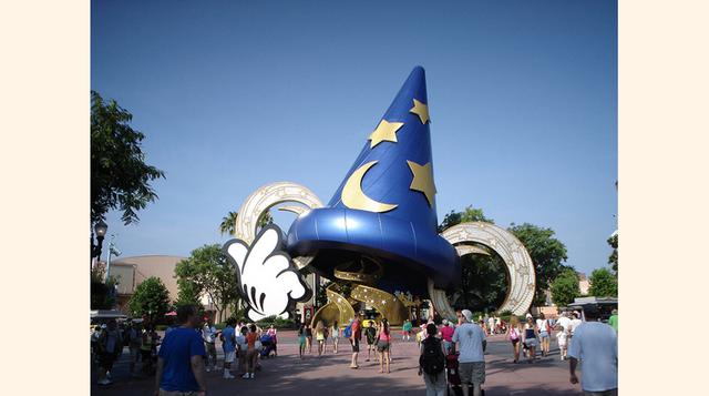 Hollywood Studios de Disney, Florida, Estados Unidos. Está localizado en Walt Disney World, cerca de Orlando. Abrió en 1989 con una extensión de 546,000 m2. El tema del parque son las películas de Hollywood y programas de televisión. Desde 2008 se llama D