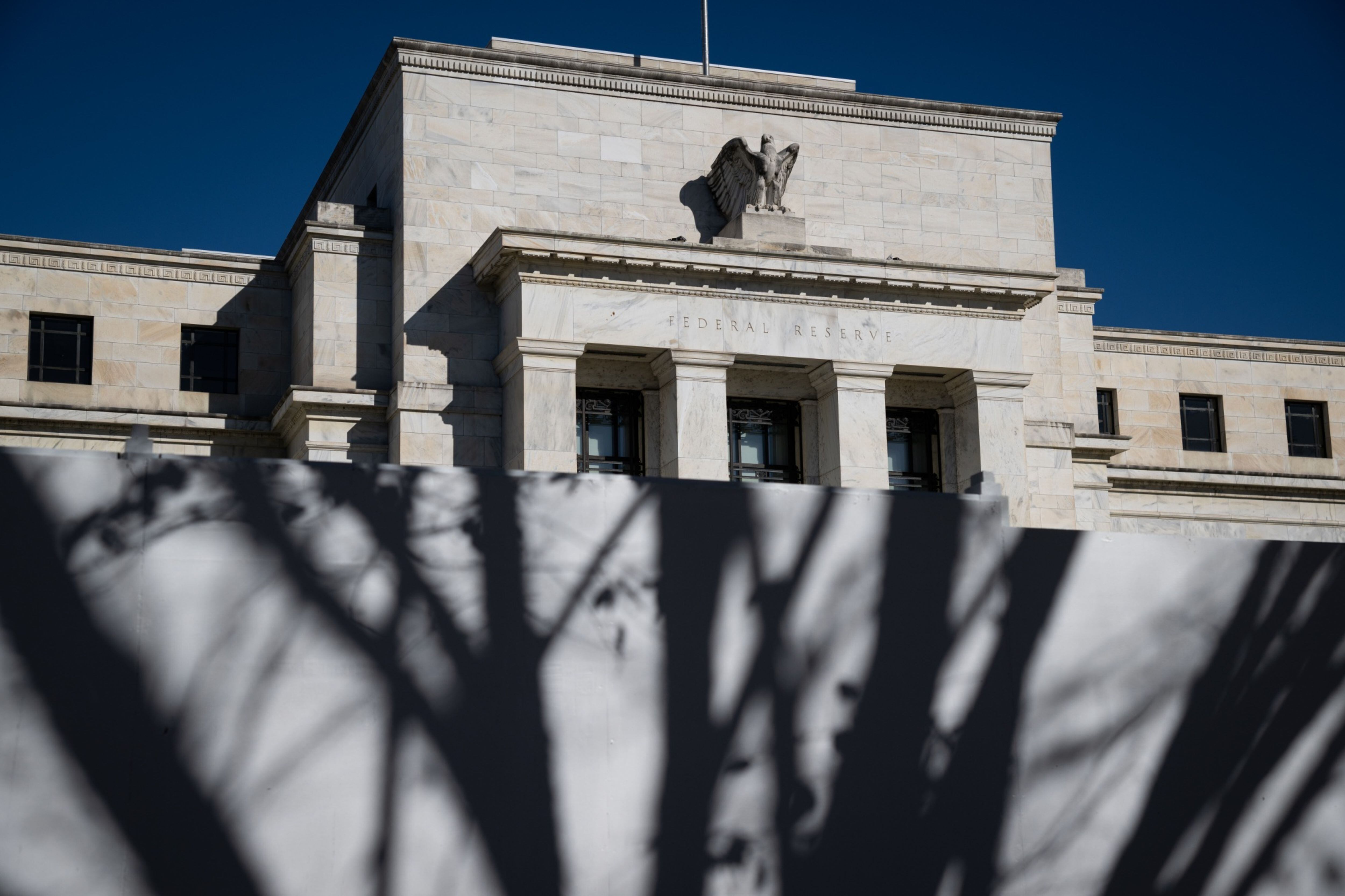 Fed returns to focus on labor market, with less financial risks and high inflation
