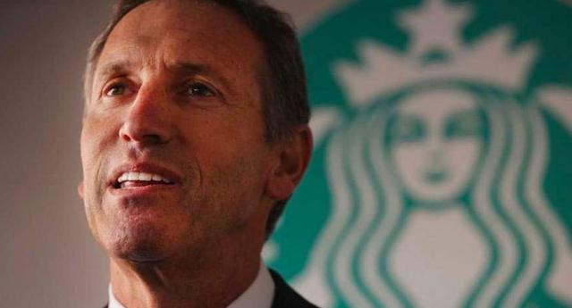 FOTO 8 | 8. Howard Schultz ha mantenido su rutina matutina intacta durante 25 años
En 2006, el presidente de Starbucks le dijo a CNNMoney que se despierta entre las 5 y las 5:30 de la mañana, se prepara un café y luego lee tres periódicos: el Seattle Times, el Wall Street Journal y el New York Times. Este hábito debe funcionarle porque lo mantenido durante más de dos décadas. (Foto: Spencer Platt/Getty Images)
