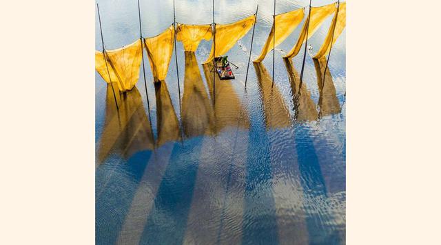 Pescadores en China. Esta foto, tomada por Ge Zheng, muestra a un pescador en plena faena en China. Fue la imagen ganadora del concurso. (Foto: Ge Zheng/SkyPixel/DJI)