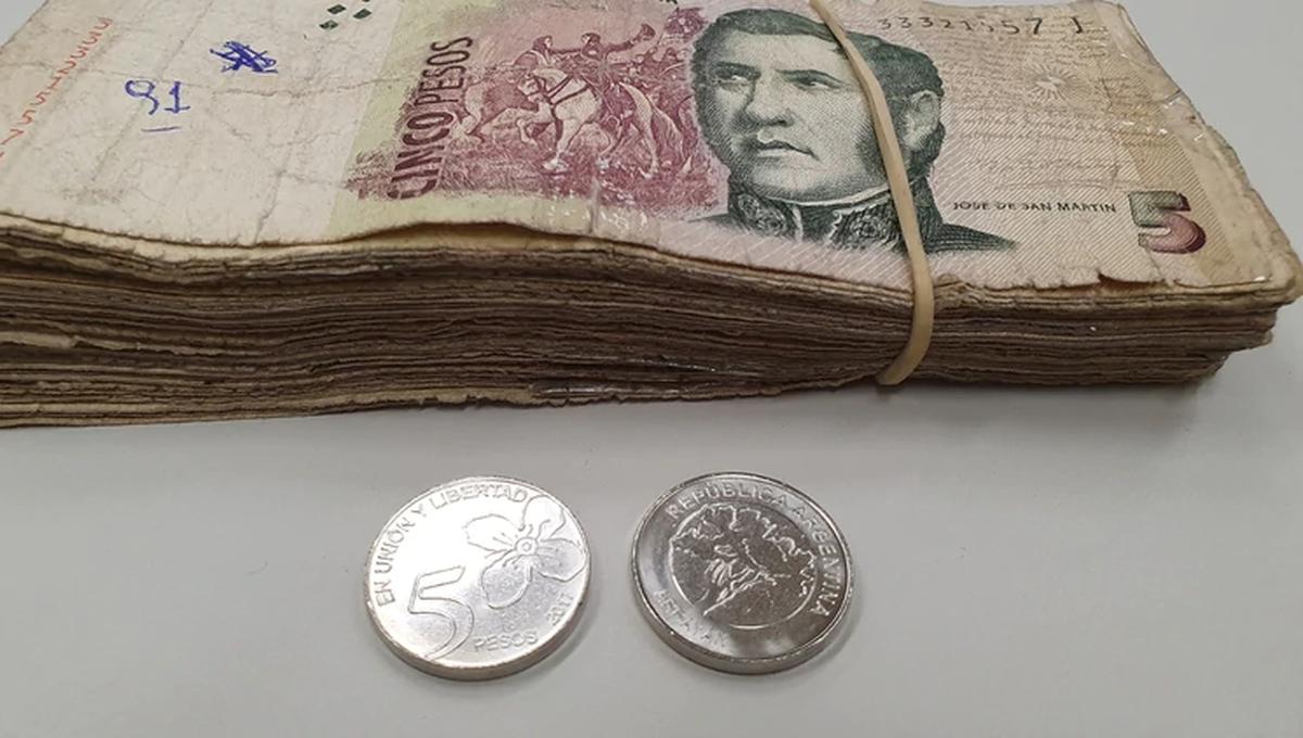 Hasta su desaparición definitiva, los billetes coexistirán con las monedas del mismo valor (Foto: Infobae)